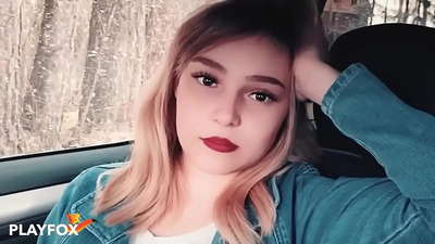 सेक्सी बेब छुट कार्डमा खुसीसाथ चूस्छ